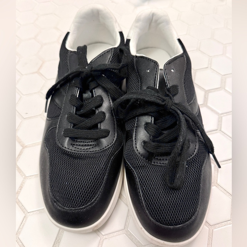 Old Navy Women’s Sneakers Black & White 8